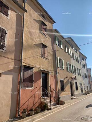 Vecchia casa in pietra su 4 piani in vendita a Valle