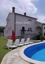 Offriamo in vendita una splendida casa indipendente con piscina in una zona tranquilla e verde di Pula (Veli Vrh)