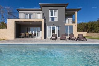Bellissima villa indipendente con piscina a Raša, vicino al mare.