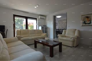 Prostrano stan s dvorištem, Tar