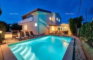 In vendita casa con piscina e vista mare – Ližnjan