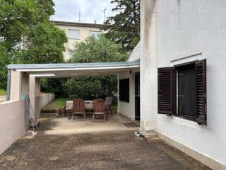 POLA - casa in ottima posizione (2 spazi separati)