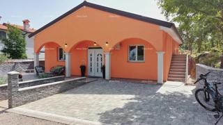 Casa con vista mozzafiato sulle montagne, terrazza, giardino, barbecue e parcheggio privato.