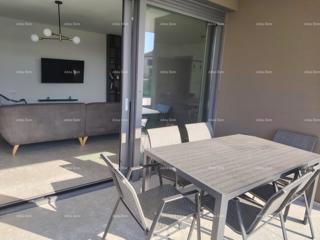 Eccellente appartamento trilocale con giardino e piscina, arredato