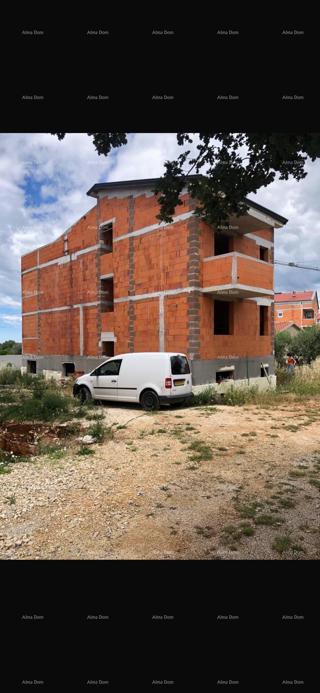 Case in costruzione a Peroj!