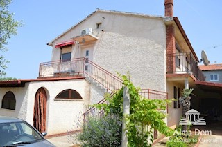 Casa con due appartamenti  con grande cortile.