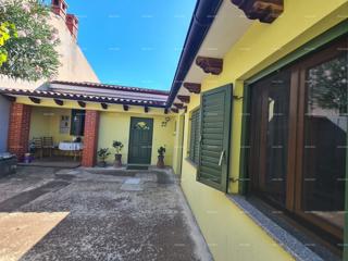 Pula – Casa con 2 appartamenti.