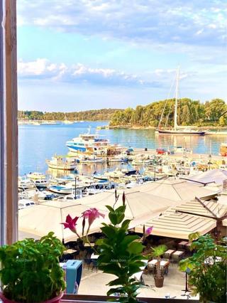 Vendo appartamento su due piani con vista sul porto di Rovigno e sull'isola di Caterina.
