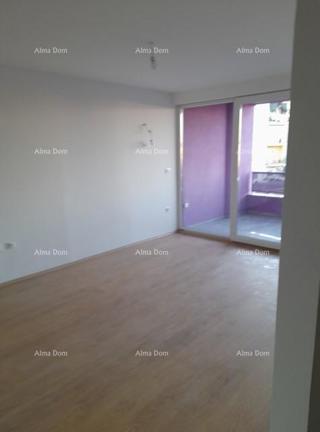 Posizione centrale! Vendita di un appartamento con posto auto in garage nelle immediate vicinanze del centro città, Pola!