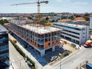 Pula! Edificio residenziale moderno con ascensore, vicino al centro. S43