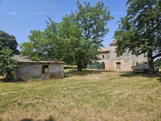 VIŠNJAN, COMPLESSO CON TRE CASE IN PIETRA E AMPIO TERRENO