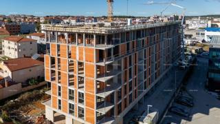 Pula! Edificio residenziale moderno con ascensore. Appartamento con posto auto e cantina. S52