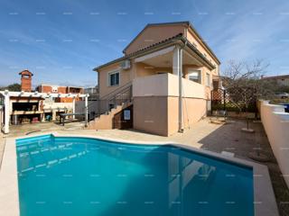 The title "Kuća sa dva stana" translates to Italian as "Casa con due appartamenti."