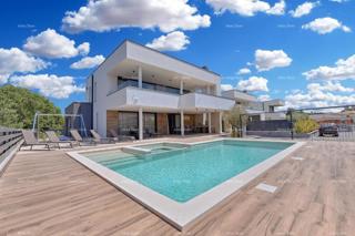 Bellissima villa con piscina e vista mare vicino alla spiaggia