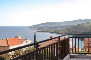Stiamo vendendo un appartamento a Rabac con vista sul mare.