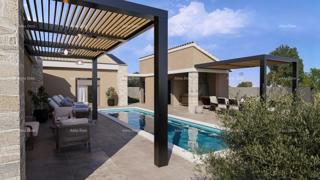 Terreno edificabile con permesso e progetto per villa con piscina – 760 m²