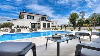 Meravigliosa casa moderna con piscina e garage, Krnica! Pronta per essere abitata subito!