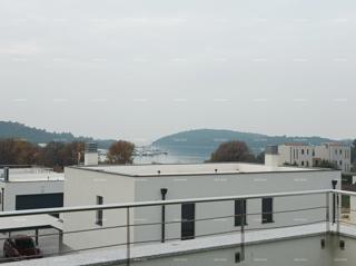 Moderna villa per le vacanze in un complesso chiuso con ville sulla costa del mare.