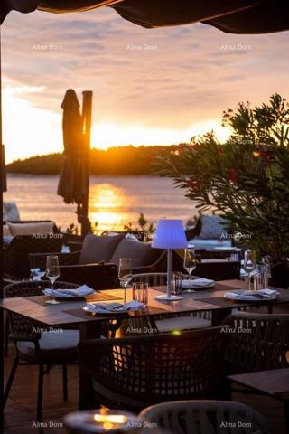 ROVINJ, Vendesi ristorante avviato sul mare (affitto locale)
