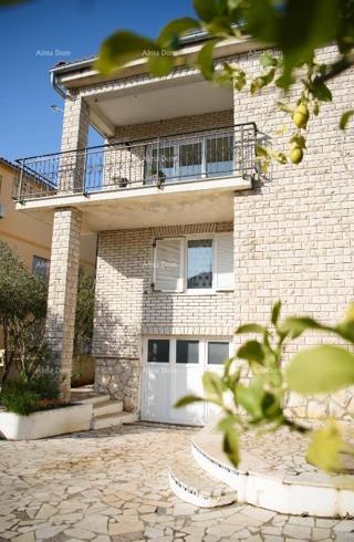 PREMANTURA – splendida villa a tre appartamenti