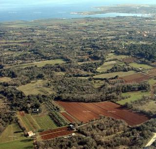 Opportunità di investimento! Vendita di terreno edificabile per uso turistico-ricettivo - Zona T, Ližnjan!