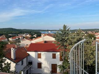Vendita - casa ristrutturata in ottima posizione con due appartamenti e vista splendida, Medulin!