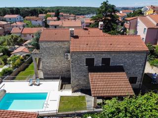 Bellissima casa con piscina a Pola, ideale per famiglie o investimento.