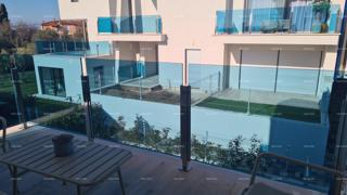 Appartamento moderno nel blocco E, con posto auto e ripostiglio vicino a Umago!