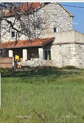 In vendita vecchia casa in pietra con terreno nel Barban, ideale per casa vacanze.