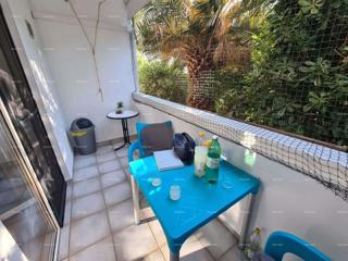 Appartamento al piano terra con loggia e piscina. Medulin.