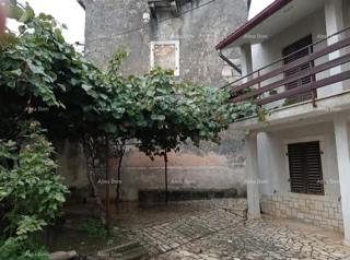Casa nel centro di Marčana con un giardino.