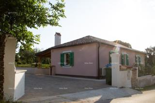 È in vendita una casa a un piano completamente ristrutturata e decorata a Barbana