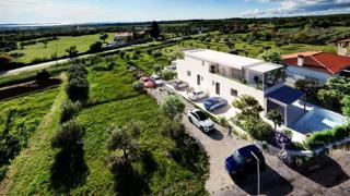 Vendiamo una bellissima casa duplex con piscina e vista sul mare e Brioni, a Gallesano