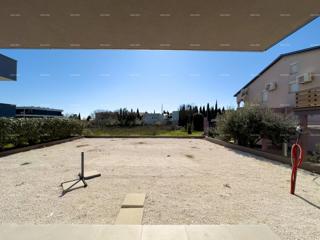 Stiamo vendendo un nuovo appartamento con un ampio giardino a Medolino!