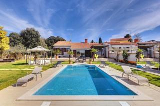 Primo fila al mare e alla spiaggia – casa con piscina e grande giardino, Pješčana Uvala!