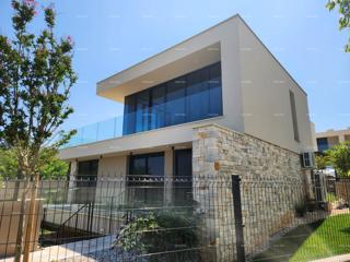 Casa di lusso a Umago, 300 m dal mare - perfetta per famiglie con comfort moderni