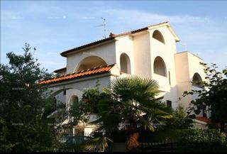 Vendita di un edificio residenziale con 9 appartamenti separati. Poreč!
