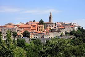 Terreno Edificabile a Labin – 1.070 m² con Permesso per Casa e Piscina