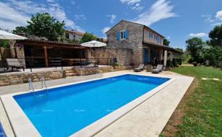 Casa in pietra d'Istria ristrutturata con piscina