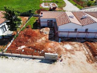 Barban Kožljani, un piccolo villaggio istriano, avviata la costruzione di due case bifamiliari.