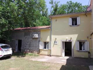 Vendita di una casa con cortile e grande appezzamento di terreno, Barban