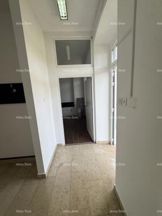 Spazio di magazzino con uffici e cortile – Pola