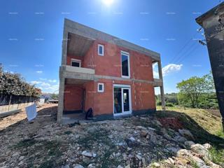 Umag. Vendiamo una casa bifamiliare in fase di Roh Bau.