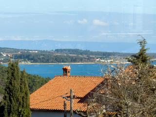 In vendita una casa attraente a Premantura con vista mare.