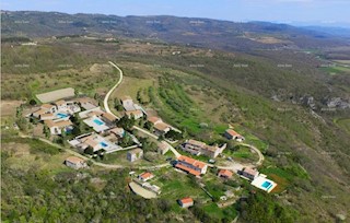 Villaggio isolato con terreno edificabile in vendita.