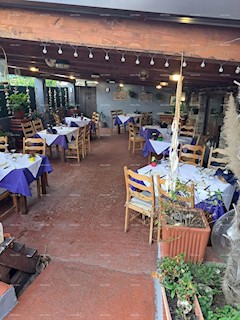 E' in vendita una casa con taverna, ampio terrazzo, due trilocali, cortile. Ottima opportunità di investimento!