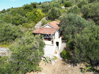 MALA RAVA - AFFASCINANTE CASA IN PIETRA IN VENDITA IN PRIMA FILA AL MARE