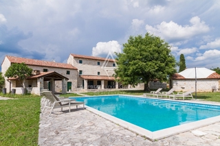 Bella villa istriana in pietra con piscina in un ampio giardino, Barban, ISTRIA