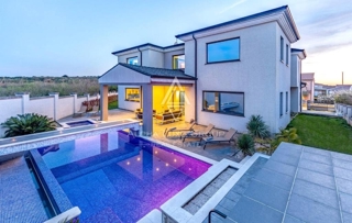Villa esclusiva su un bellissimo giardino a 300 m dal mare, Medolino ISTRIA
