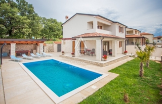 Villa con piscina, posizione tranquilla, vicino a Parenzo.